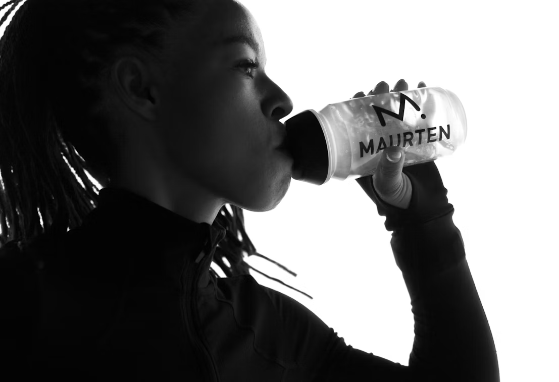 Single-serve Maurten Drink Mix 320 packet with orange and white design, ideal for sports hydration and energy replenishment.